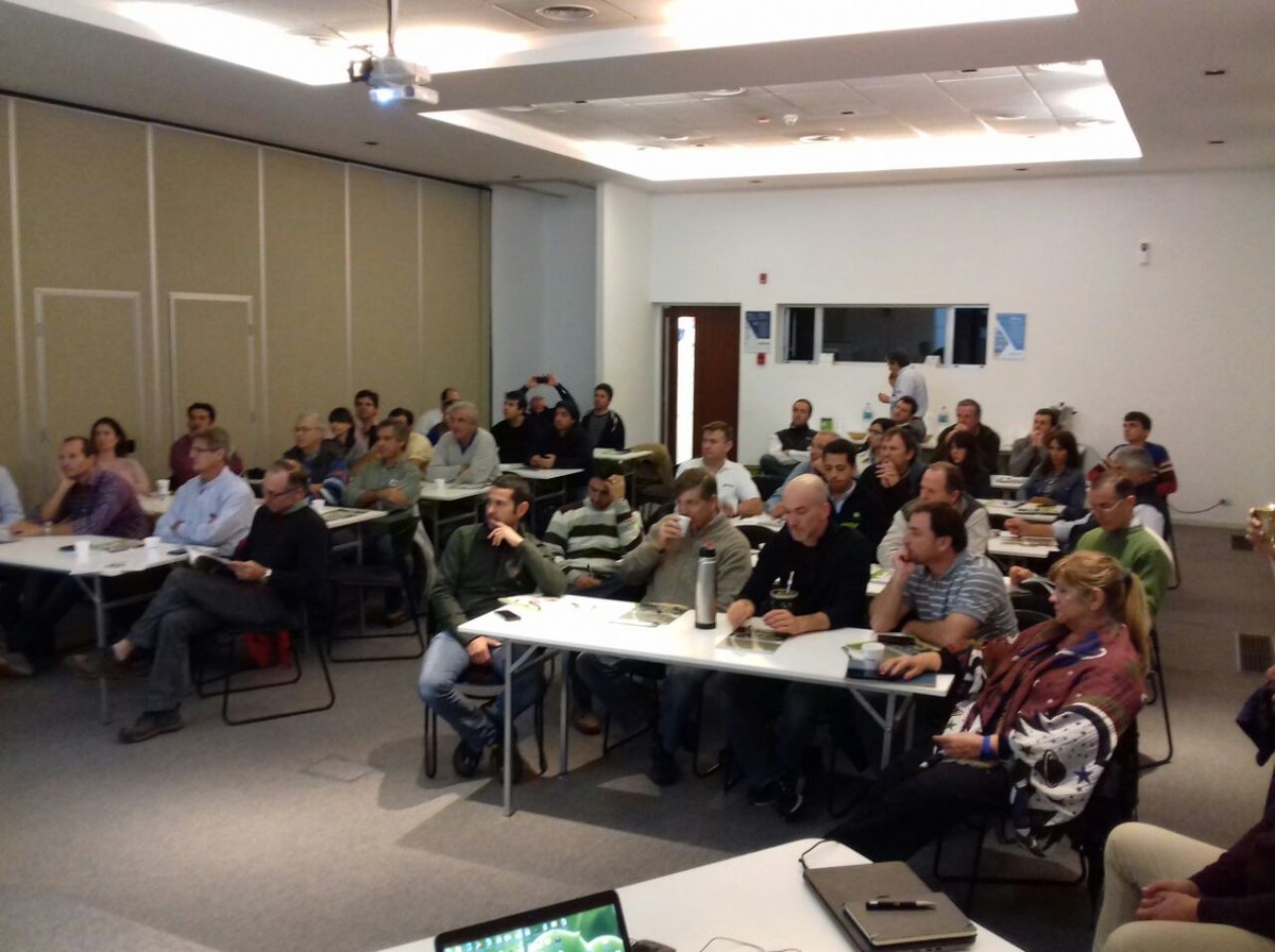 CarlosBecco's tweet photo. Capacitando equipo #NatalSeeds en nuestro #SeedcareInstitute @Syngenta_ar Juntos agregamos valor a la semilla! Gracias por visitarnos! https://t.co/cC4faKNKZM