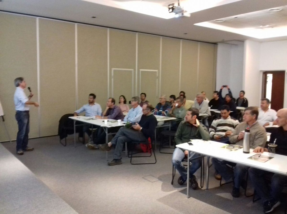 CarlosBecco's tweet photo. Capacitando equipo #NatalSeeds en nuestro #SeedcareInstitute @Syngenta_ar Juntos agregamos valor a la semilla! Gracias por visitarnos! https://t.co/cC4faKNKZM