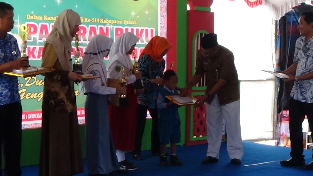 zoelminoure's tweet photo. 3 tahun hobi lihat buku, 5 tahun jadi duta baca perpustakaan 😉 @Trans7OnTheSpot #OTS7BACABUKU https://t.co/uIK9eAd99g