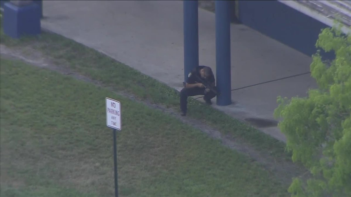 #UPDATE No shots fired, no injuries as Taravella HS remains on Code Red lockdown bit.ly/2qVtUv5 https://t.co/M56fRiV5qK