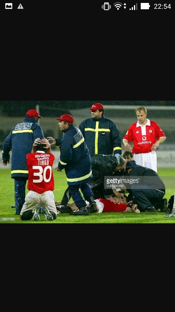 すえまつたくま Twitterren T Co Bfi8wwpbgy ミクローシュ フェヘル サッカーの試合中に 倒れて亡くなった人 そうとう愛された人だと思う 前には何回も見た サッカー好きな人とか 良かったら見てください これ見たら多分簡単には 死ねとかゆえんと思う