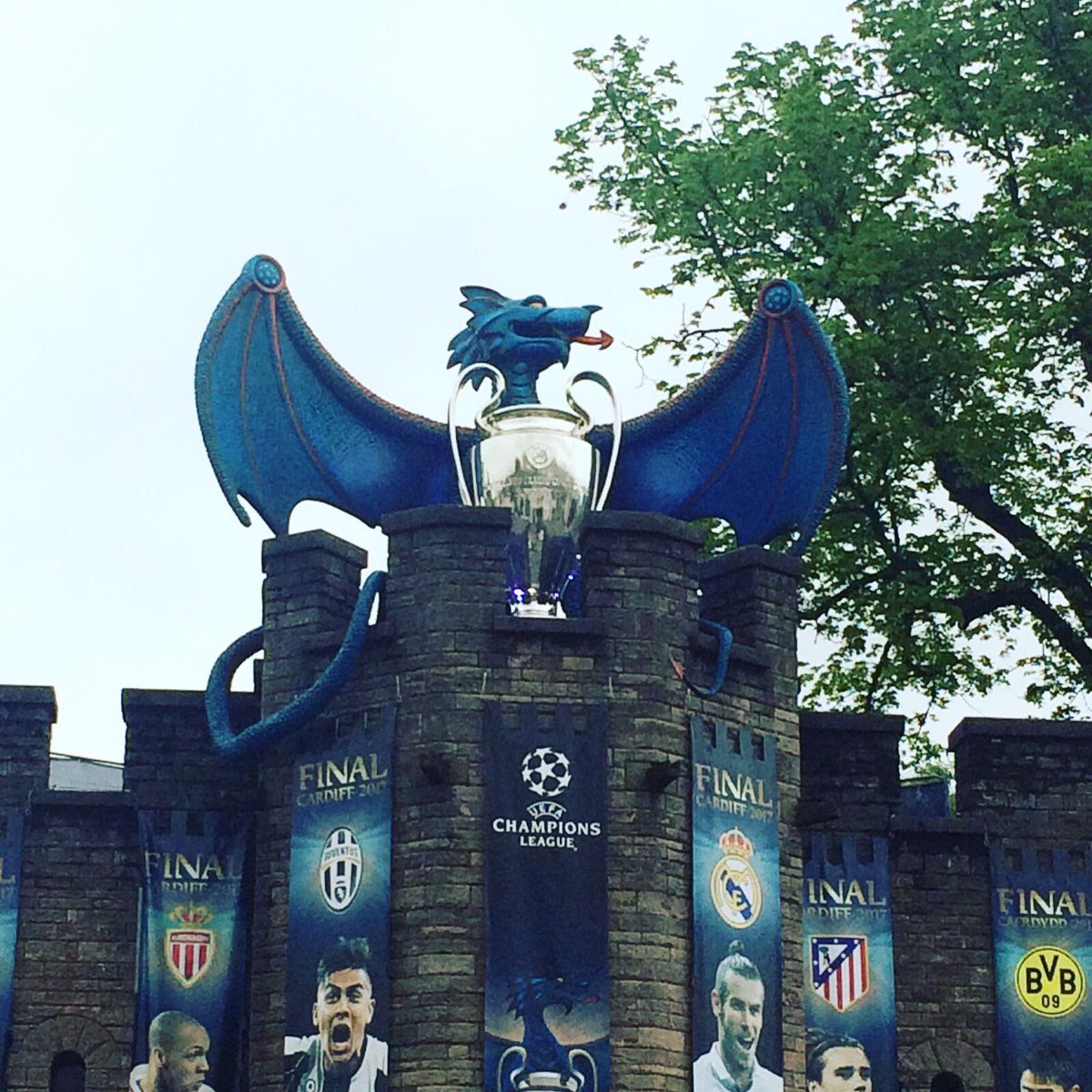 CMetAlumni's tweet photo. Have you seen the blue dragon installed at Cardiff Castle ahead the Champions League Final being held in Cardiff?! #CardiffMetAlumni ⚽️ https://t.co/iCPEqIXCfW
