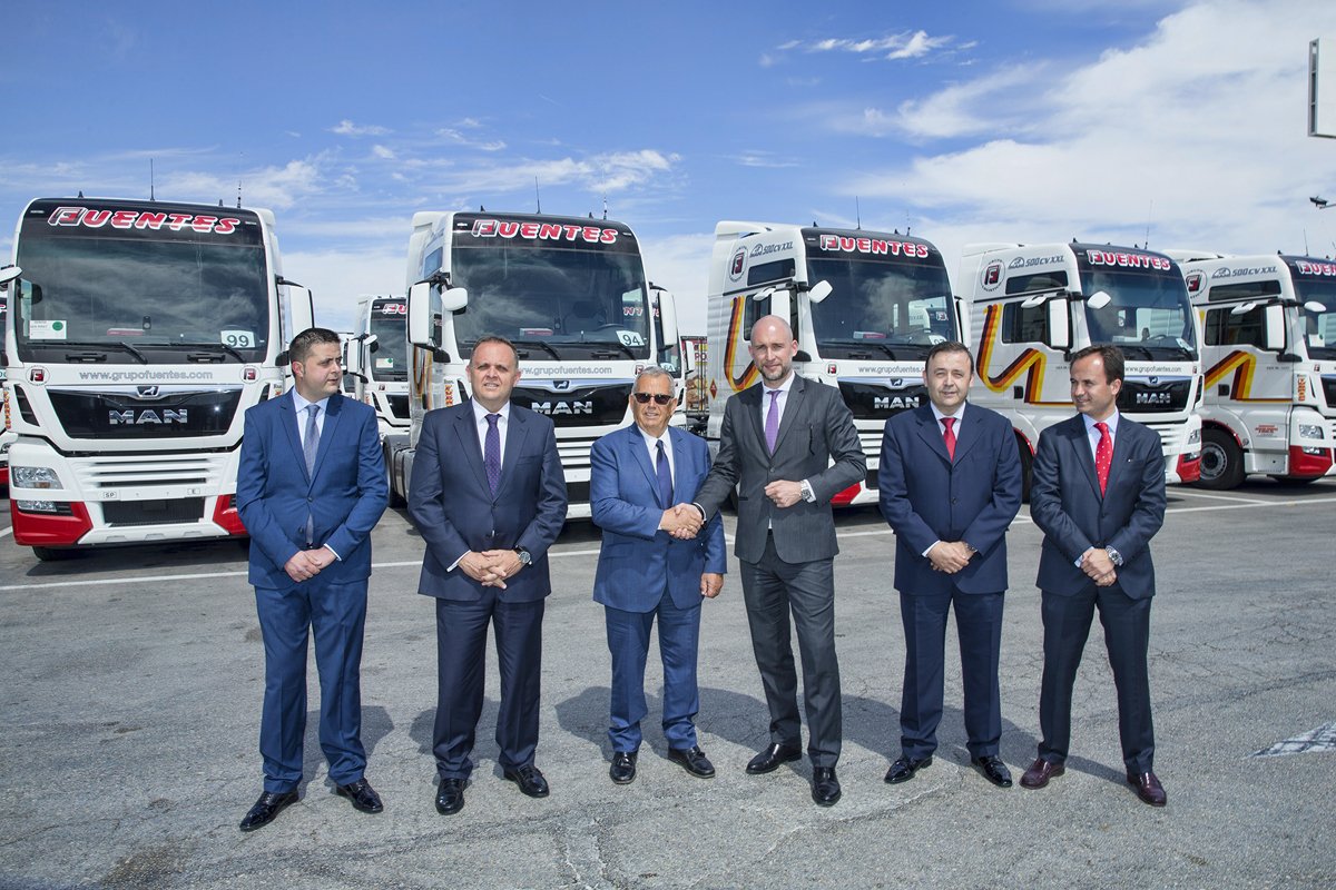 MAN_Iberia's tweet photo. Acabamos de entregar un pedido de 160 #camiones #EfficientLine 3 a @grupo_fuentes Detalles> https://t.co/kNFWFcoB5R https://t.co/Eg6zFAzNqW