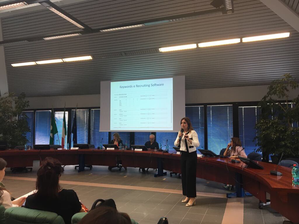 iulmsocialmedia's tweet photo. Cristina Sottotetti svela alcuni tips &amp; tricks per posizionarsi e presentarsi correttamente nella ricerca del lavoro. #DNACommunityMaster https://t.co/TmJtU9Ogsz