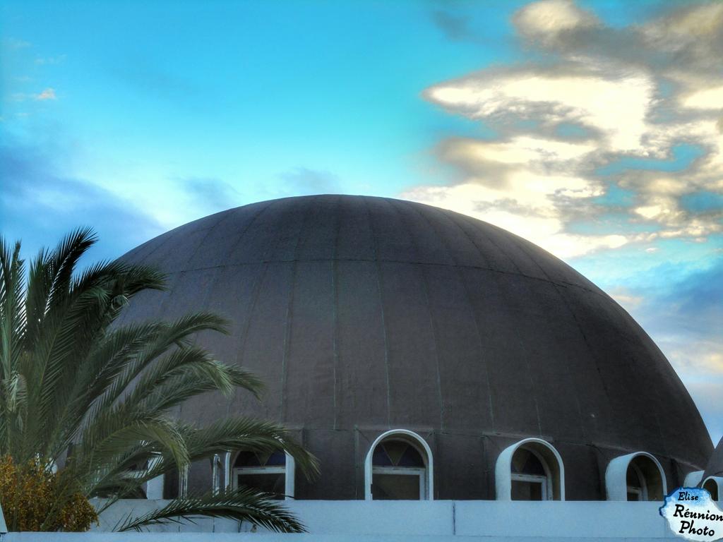 elisefelon's tweet photo. La mosquée de Saint Pierre au coucher de soleil, un magnifique monument...
#LaReunion #team974 #Mosque #architecture #Travel #monuments https://t.co/7blSN8fYxi