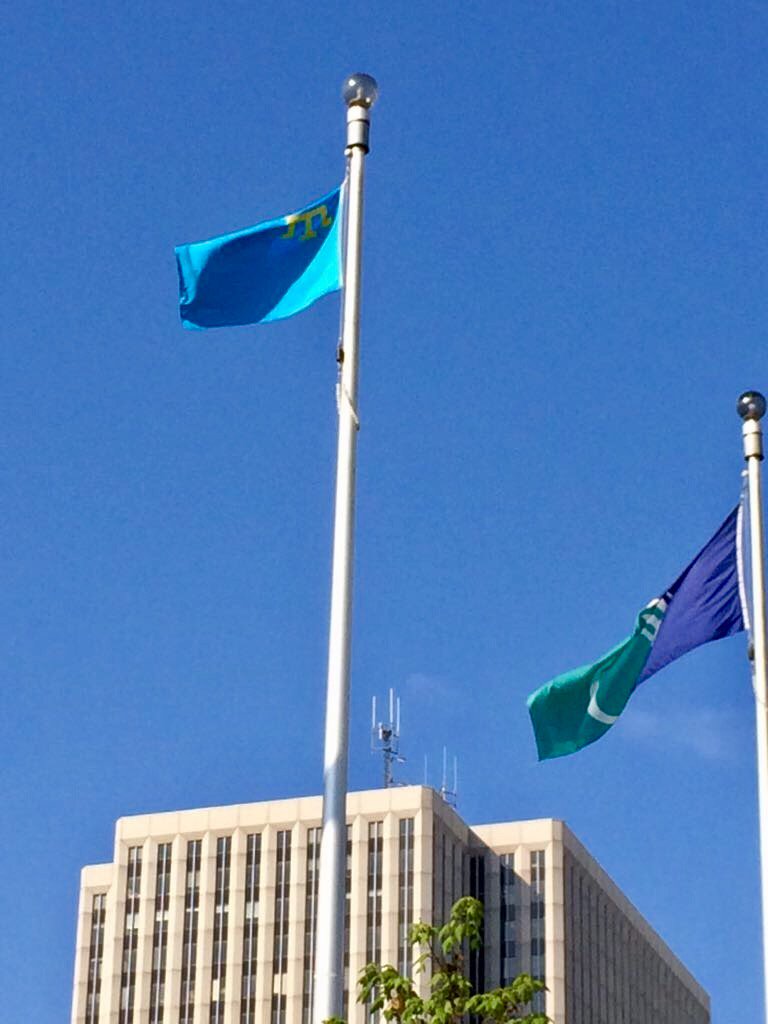 Ottawa raised a Crimean Tatar flag this morning. What a powerful and touching message of solidarity! Thank you, Mayor Watson, thanks, Ottawa