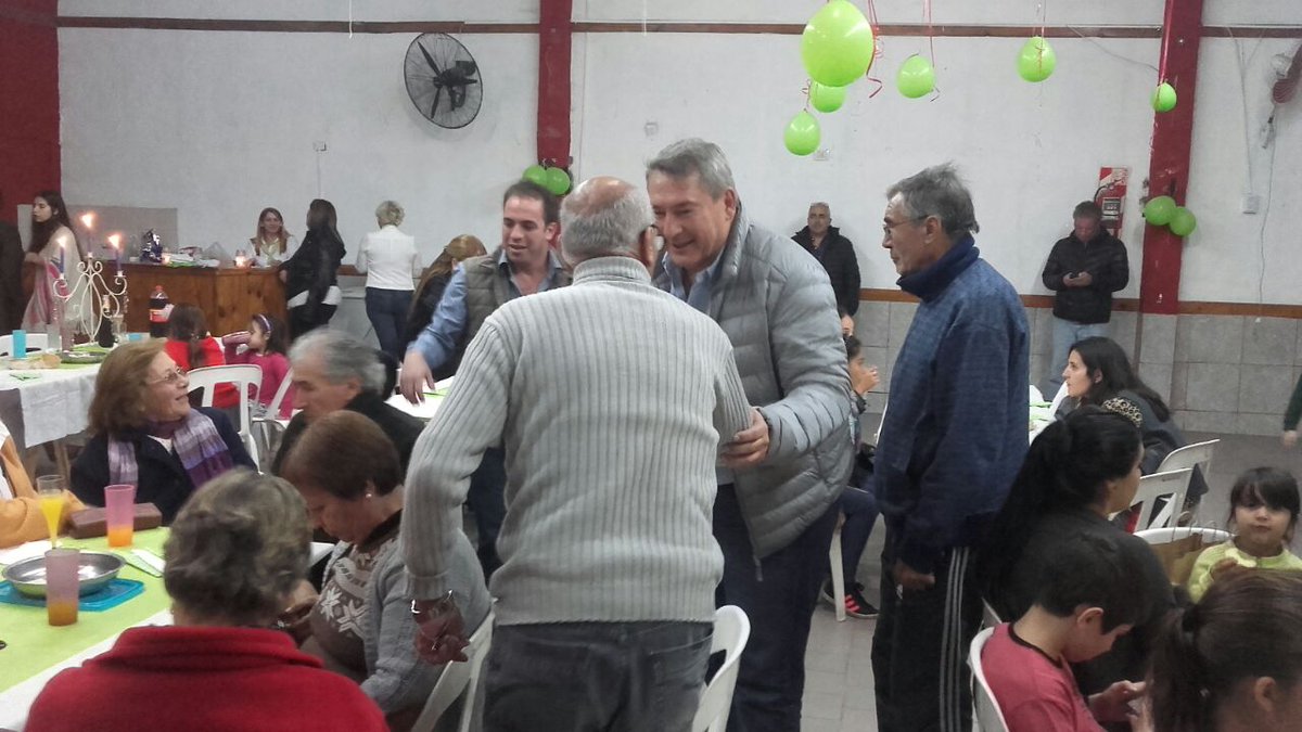 ClauPomboPilar's tweet photo. #Ayer | @donofriojorge acompañó a @Alejandravilamu en la entrega de diplomas a mujeres que recibieron la capacitación gratuita en su Centro https://t.co/Qy6x9lDyry