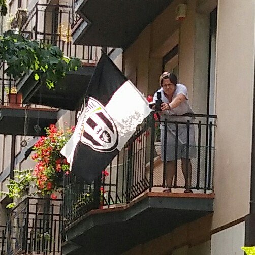 docMR's tweet photo. Quando alle 15:48 senti quell' ineluttabile desiderio di farti un selfie in vestaglia e pantofole con la bandiera della Juve #maperchè https://t.co/L9OFiZVNzQ