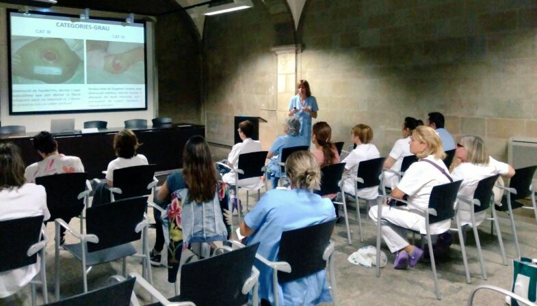 StAndreuSalut's tweet photo. Seguim amb la #formació! Avui píndola sobre tipus de #lesions a la #pell a càrrec de la #infermera Eva Fuster. Gràcies Eva! #OrgullFSSM https://t.co/ZH6qXCnysT