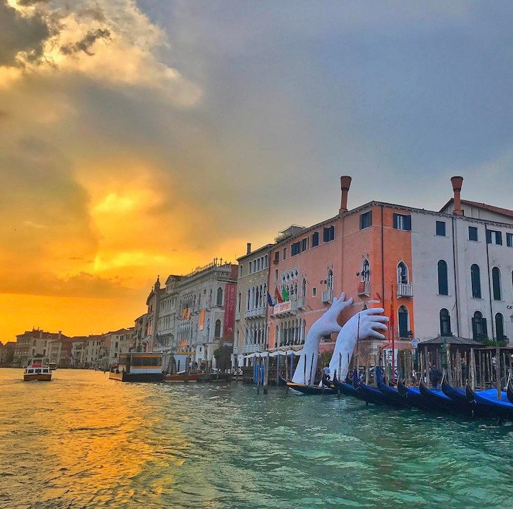 FoolsJournal's tweet image. #Arte: le mani giganti che proteggono #Venezia: foolsjournal2.wordpress.com/2017/05/18/art…