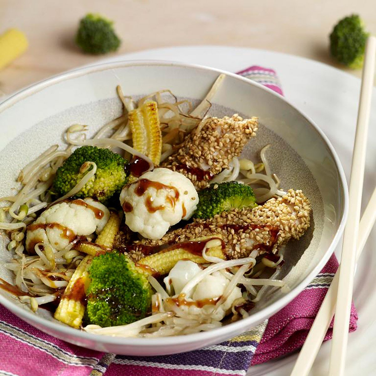 Ensalada oriental con #brócoli y pollo al sésamo bit.ly/2qAIDZu #recetas #cocina