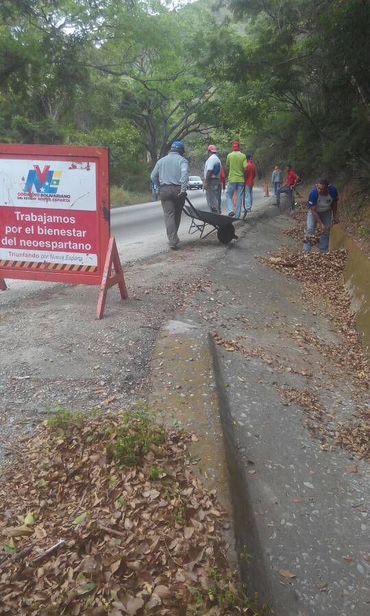ObrasPublicasNE's tweet photo. Equipo de Invitrane en Jornada de Limpieza en cunetas via portachuelo #LaborEficiente Triunfando por Nueva Esparta #PatriaConstituyente https://t.co/UGknDfnyQz