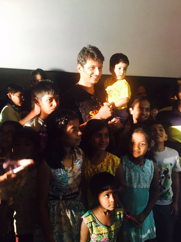 MelanieWF's tweet photo. Such a cute pic!!! 😍
@Actorjiiva with his little fans..... https://t.co/jHxJrrlHt9