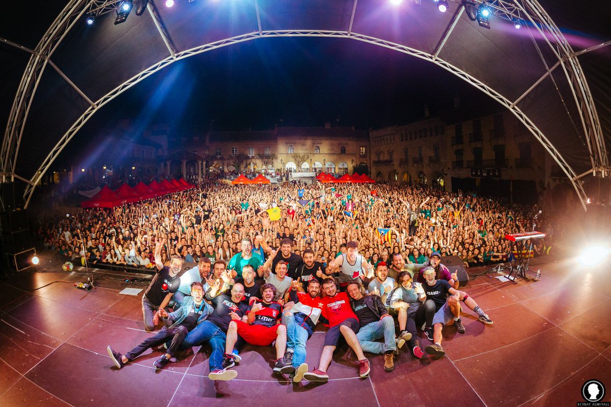 Txarango on Twitter: "Foto final del concert de DIVENDRES a BARCELONA!… "