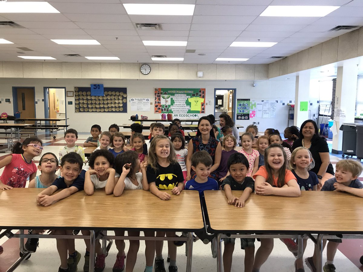 LAES_Bonilla's tweet photo. @SalinaYoon is at @LakeAnneEs . What a special visitor!#penguinandpumpkin #welovebooks https://t.co/GBT2XYaqDw