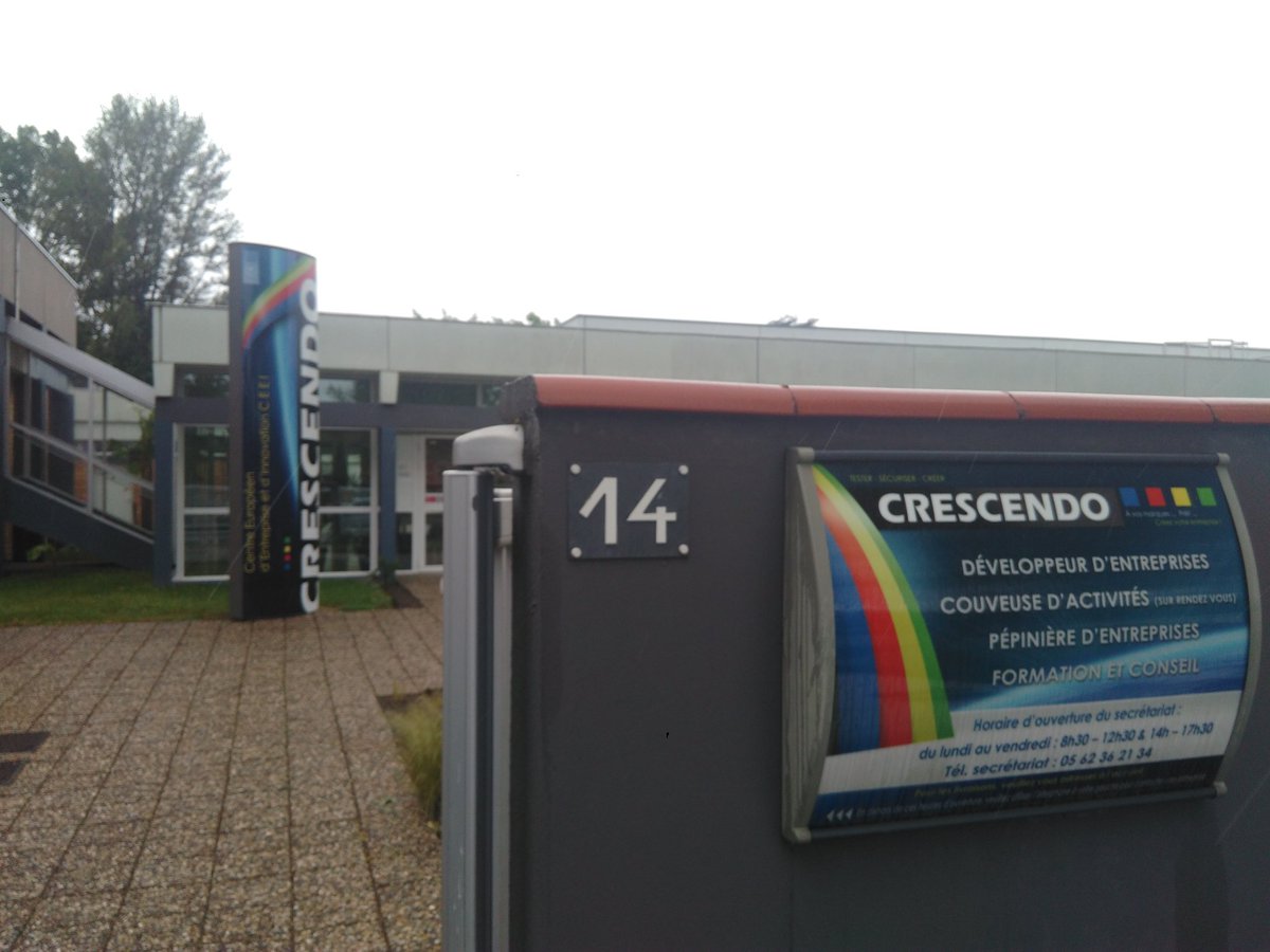 PitchMe_Up's tweet photo. On est arrivé à @CrescendoTarbes ! On attend les pitchs du #pitchmeuptour pour faire arrêter la pluie cc @LaMeleeAdour @c_blazquez https://t.co/E8yFv7wNPt