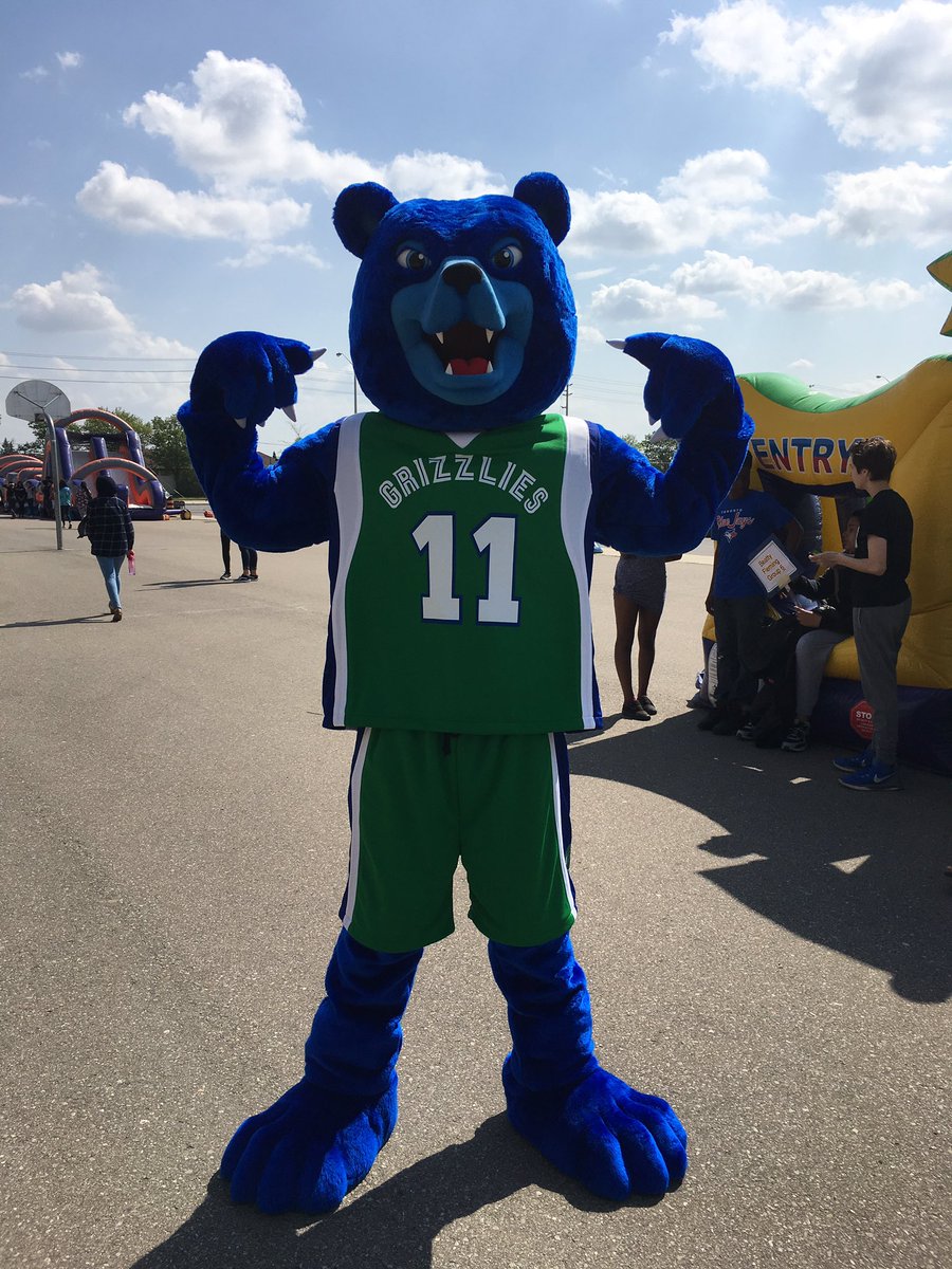 PDSBYu's tweet photo. New Grizz Mascot hanging about today at @DavidSuzukiSS carnival. @DSSSGrizzlyDen https://t.co/J5tg9CHi9l