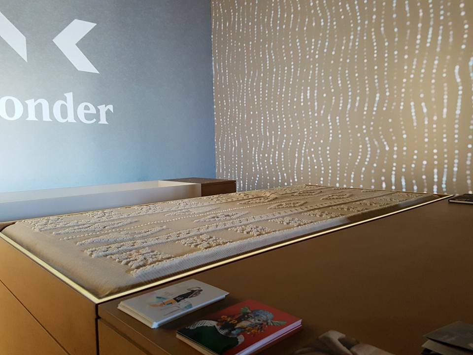 mariadenilo's tweet photo. Colcha tecida á man para o espazo creado por @cenlitros para @GrupoFinsa en @CasaDecor, proxeccións de @GreenMartinha https://t.co/bKk5P3wkXl