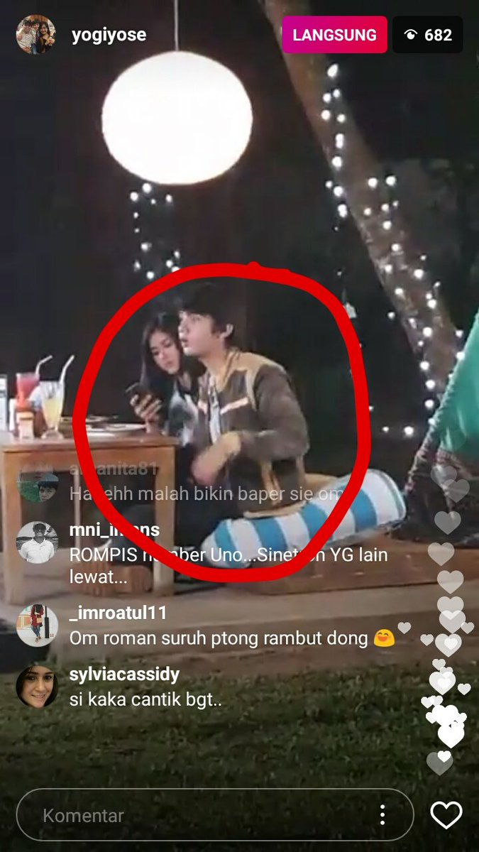 diiahsitti's tweet photo. Perhatikan lingkaran merah!!! 😂
Om yogi lgi live ig, mw tdur mlah dkasih yg bginian. Mimpi indah deh malam ini 😍
Can't wait for this scene 😍 https://t.co/Vsug6rRYrc