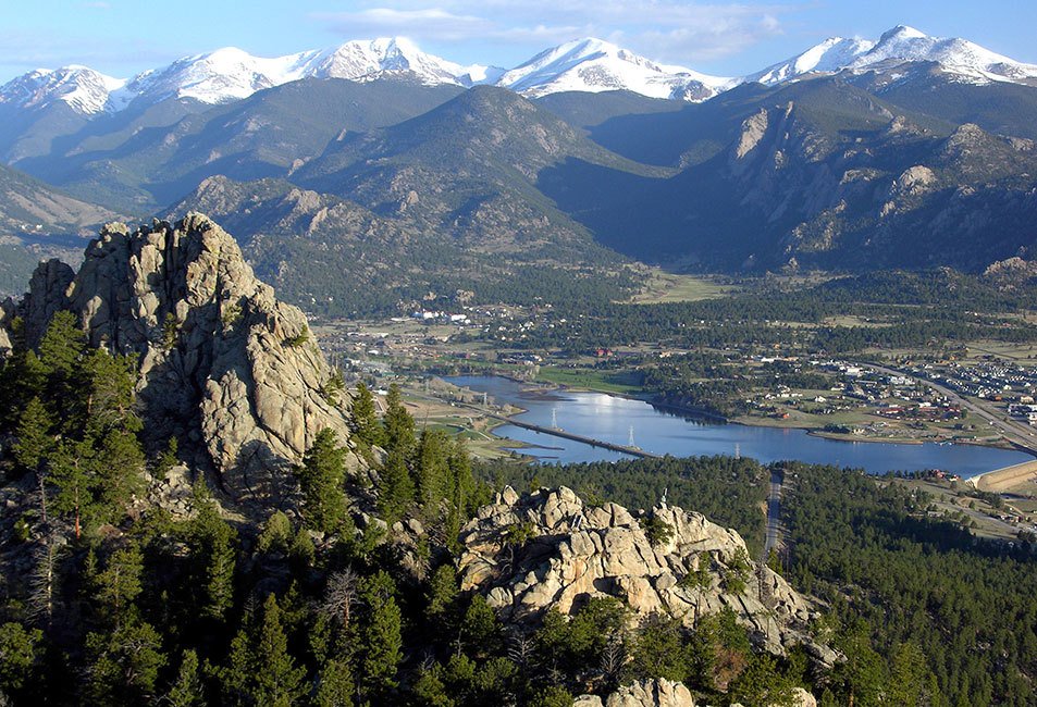 ColoradoMediaCo's tweet image. Don’t put those snowshoes away yet! #estespark #rmmp #snow colorfulcolorado.co/cities-and-par…