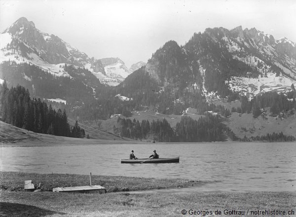 Suisse's tweet photo. Moment de détente en bateau à rames au milieu du Lac Noir (Préalpes fribourgeoises) à la fin du 19ème siècle! #TBT by @notreHistoireCH 🚣🇨🇭 https://t.co/lzzGLLSLBn