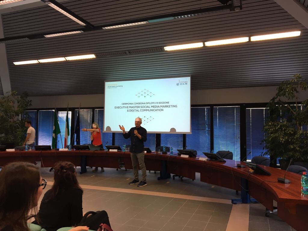 iulmsocialmedia's tweet photo. È finalmente giunto il momento da loro tanto atteso: i masteristi della VIII Edizione stanno per ricevere i diplomi 🎓 #masterSMM https://t.co/CffsTOzds2