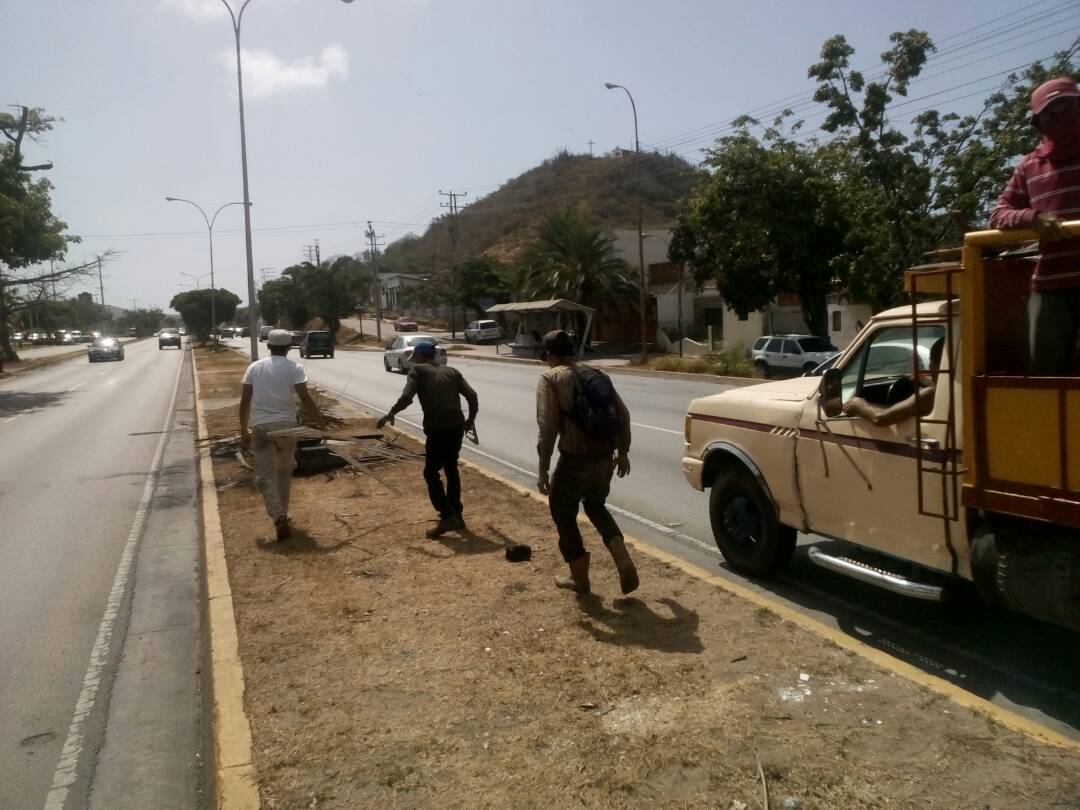 ObrasPublicasNE's tweet photo. Equipo de Mantenimiento y servicios activados en Limpieza Av. Jovito Villalba #LaborEficiente Triunfando por Nueva Esparta https://t.co/ZB3HyRkk58