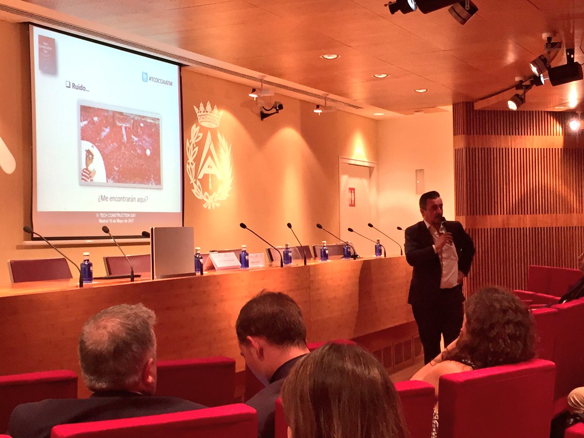 EnriqueAlario's tweet photo. @curro_lucas hablando de redes sociales y marca en #TechConstructionDay #TCDCOAATM https://t.co/jw9ko8QbrS