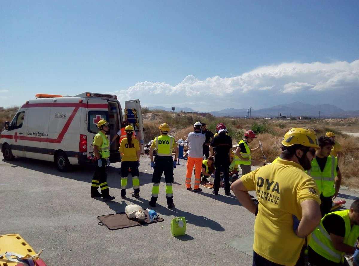 VOSTcvalenciana's tweet photo. #SIMULACRO #AMVLDV2017 #Alicante Medios sanitarios de @GVAsanitat coordinan también efectivos de @CRE_Emergencias y @DYALAlacanti https://t.co/JHJWZQ2zLm