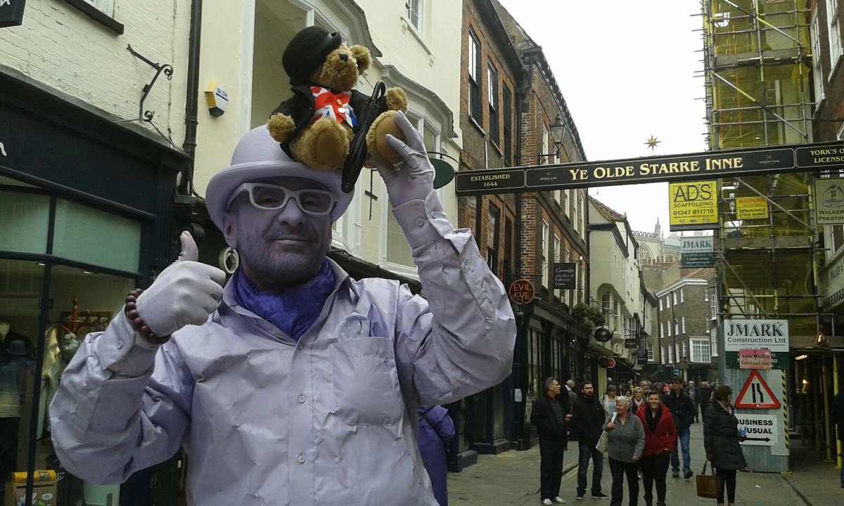 Posing with street artists on the streets of York, #FarringdonBear pretends he's part of the act. @YorkAssociates 
businessenglishuk.org.uk/member/york-as…