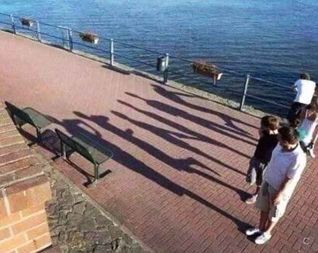 Can YOU spot what's rude about this photo? dailym.ai/2riN6D3