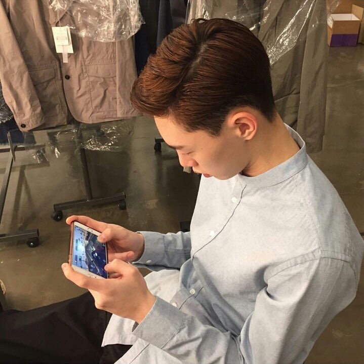 zweetintaz's tweet photo. ความแฟนที่แท้จริงก็จะประมาณนี้ คนนึงติดเกม ส่วนอีกคนก็เป็นพวกรักการอ่าน ซื้อหนังสือไปนั่งไขว่ห้างจิบอเมริกาโน่รอแฟนเด็กเดินแบบ #มินฮยอนบิน https://t.co/8P9tixSwL2