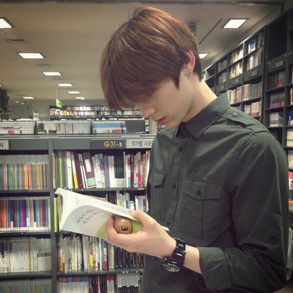 zweetintaz's tweet photo. ความแฟนที่แท้จริงก็จะประมาณนี้ คนนึงติดเกม ส่วนอีกคนก็เป็นพวกรักการอ่าน ซื้อหนังสือไปนั่งไขว่ห้างจิบอเมริกาโน่รอแฟนเด็กเดินแบบ #มินฮยอนบิน https://t.co/8P9tixSwL2