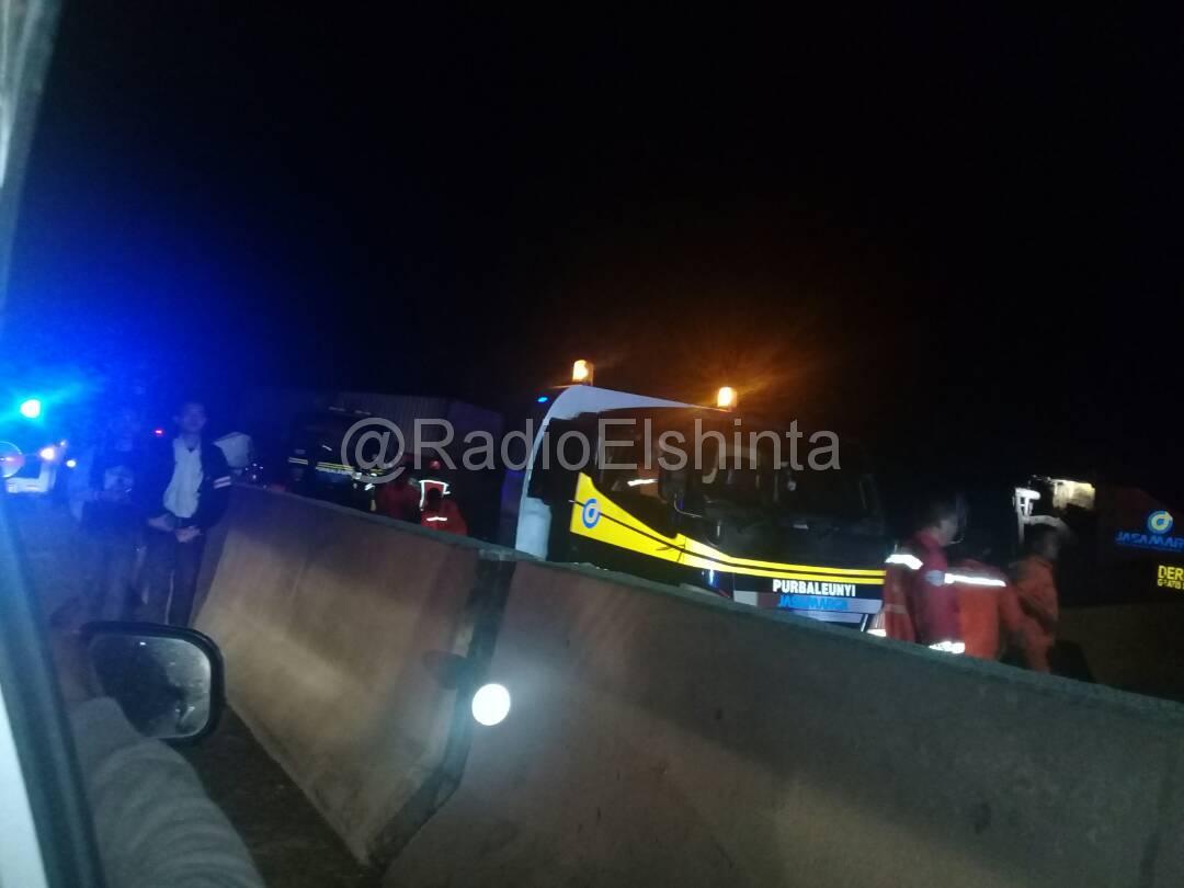 LIVE NOW! Update: 3 meninggal dunia, 28 luka akibat kecelakaan melibatkan 10 kendaraan di KM 91+300 tol Cipularang arah Jakarta.