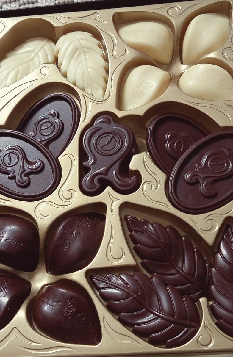 GlennCroaker's tweet photo. Chocolate dream. π« #AfterEight #But #ItsOnlySixO'Clock #WaitingTime #Diane https://t.co/d1HVoTpu7v