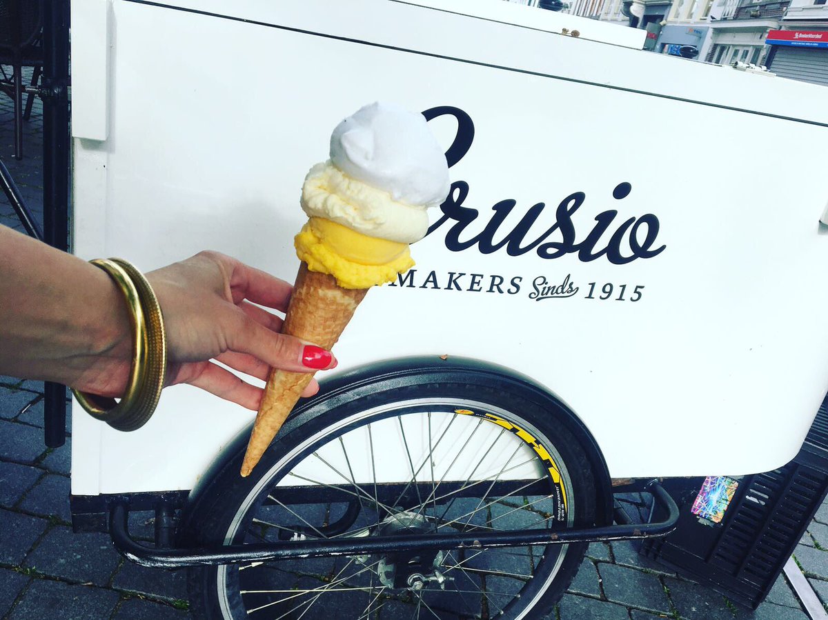 Vroeger reden we door de straten met onze ijsbakfiets! Morgen staat de fiets op Proefmei Festival Routiers! #scheppen #bbq #school #vrmibo