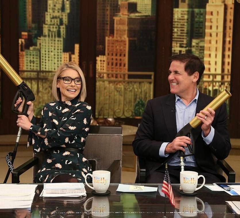 All smiles w/ <a href="/kellyripa/">Kelly Ripa</a> &amp; <a href="/mcuban/">Mark Cuban</a> ift.tt/2pPgK2Q