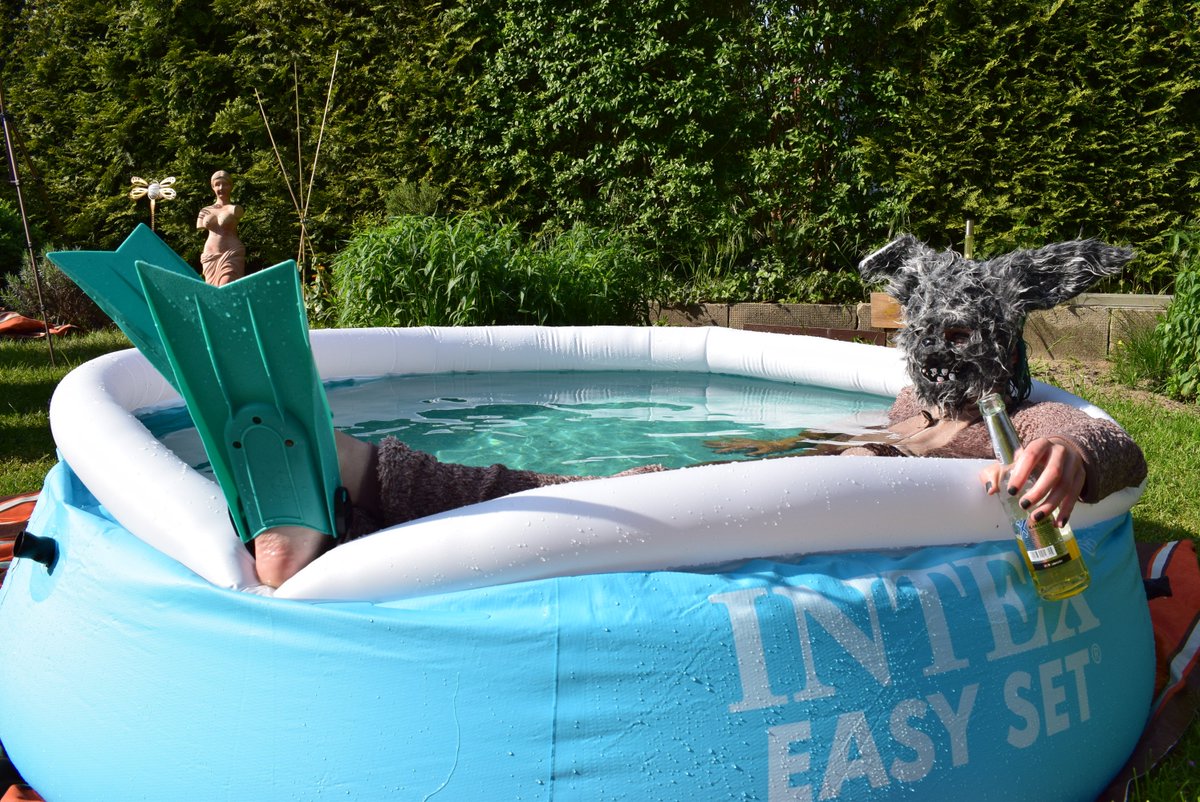 TanzendeKunst's tweet photo. #TanzendeKunst #summer #like #happy #Berlin #my #love #außergewöhnlich  #Musik #techno #tanzen #kunst #art #sommer #pool #crazy https://t.co/ZJlcrt1LdH