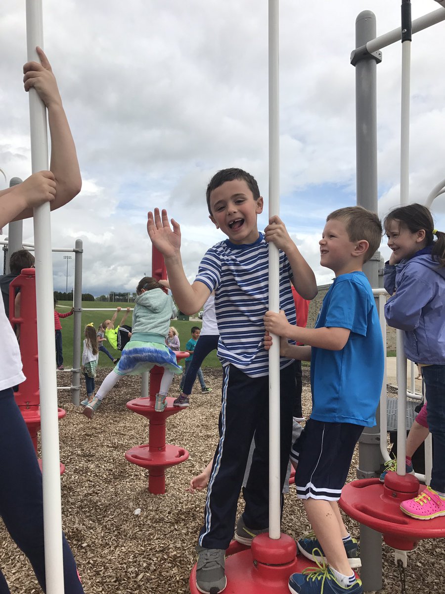 HSSDkateschm's tweet photo. Outside day for letter O!! #ABCcountdown @ForestGlenElem https://t.co/phOk3yzkFz
