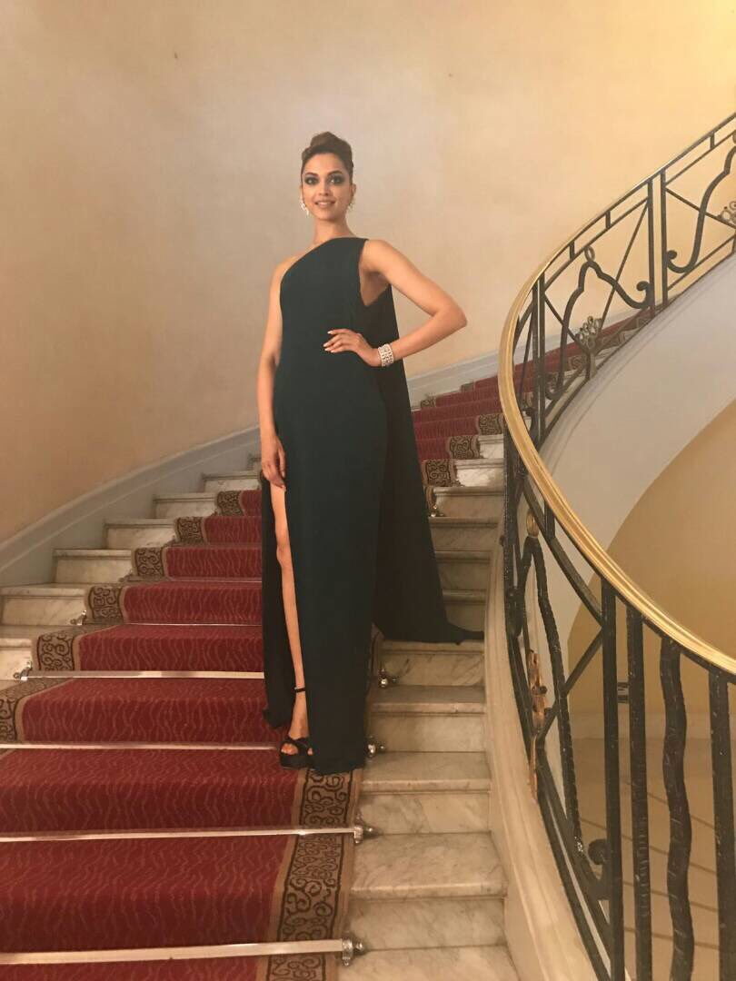 filmykiida's tweet photo. #DeepikaAtCannes @deepikapadukone looks mesmerising on Day 2 of @Festival_Cannes #Cannes #Cannes2017 #CannesWithDeepika β€οΈ https://t.co/WPcWWao1mV
