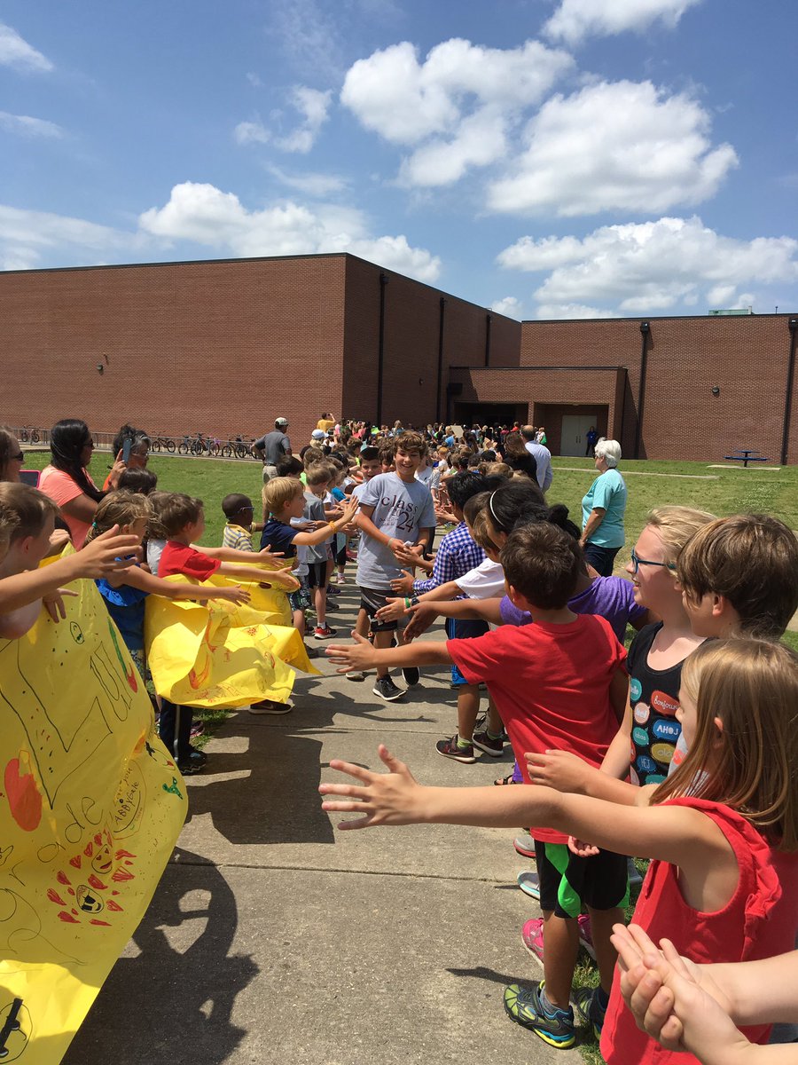 originaleagle93's tweet photo. 5th Grade Tunnel @crosswindeagles #SayingGoodByes #OnceAnEagleAlwaysAnEagle https://t.co/WUPk7CRV87