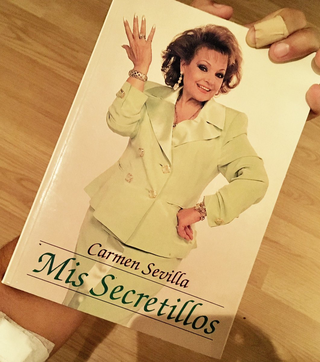 Lola_Garlochi's tweet photo. Acabo de empezar este libro del 1993 que encontré en una tienda de 2a mano. Y creo, que estáis necesitando algunos pasajes #CarmenSevilla https://t.co/aeUQRzpXKy