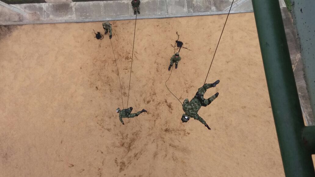 COL_EJERCITO's tweet photo. Escuela de Fuerzas Especiales dirige ejercicios de técnica #Rapell descenso por cable. #HéroesMultimisión https://t.co/9sRpHBmvKZ