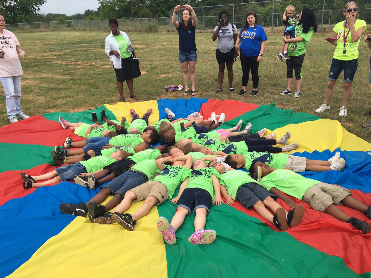 SherrillLynnSmi's tweet photo. Field Day For Pre K at Flint Hill! Mrs Smith's enjoying the parachute!#ncssbethebest https://t.co/8XBWFaTKI3