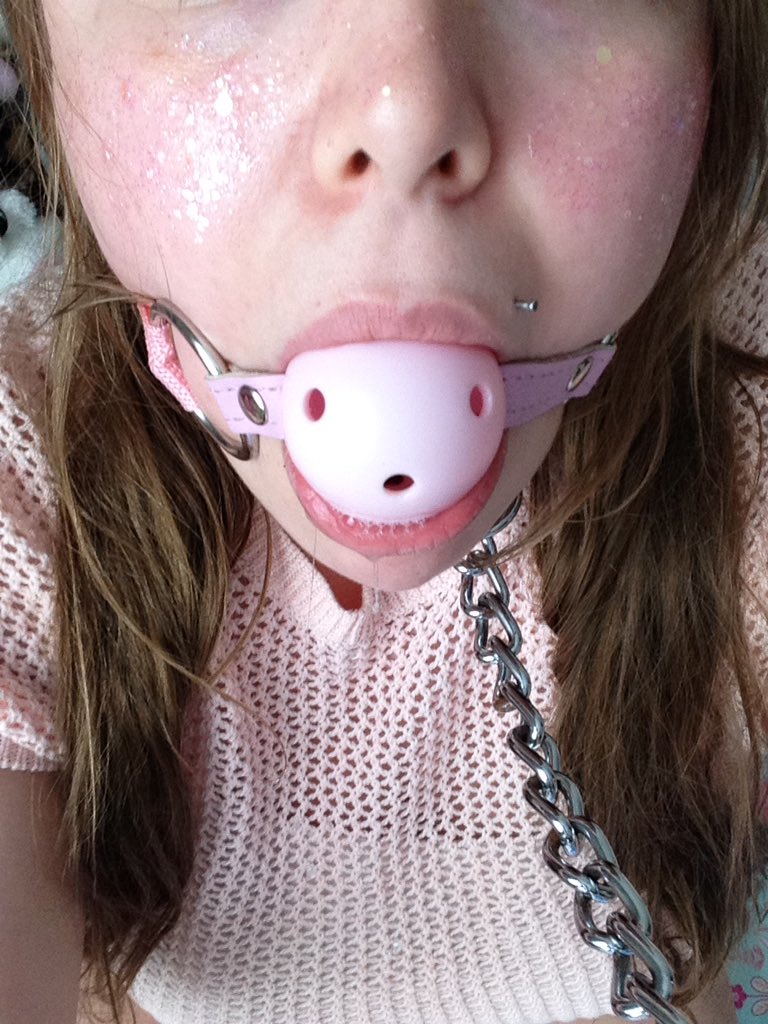 KittenSaysMew's tweet photo. Choke me, Daddy 💞

#bdsm #gagged #gaggedgirl #gagball #ddlg #daddydom #chokemedaddy https://t.co/XCn6nJfoWM