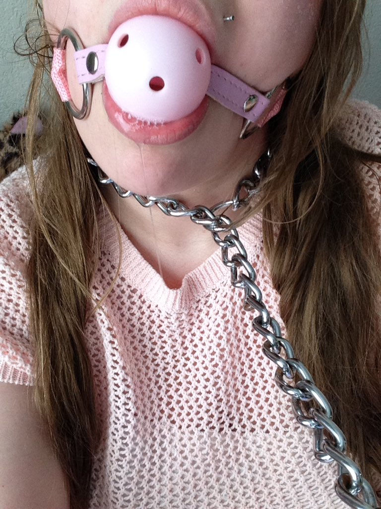 KittenSaysMew's tweet photo. Choke me, Daddy 💞

#bdsm #gagged #gaggedgirl #gagball #ddlg #daddydom #chokemedaddy https://t.co/XCn6nJfoWM