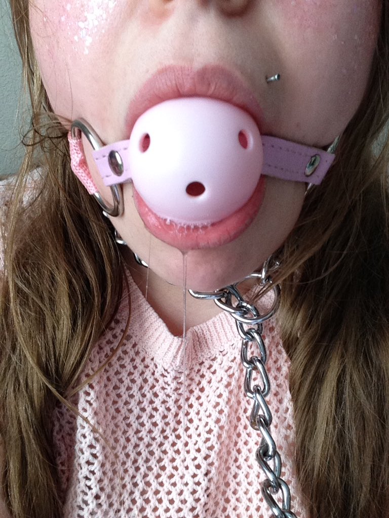 KittenSaysMew's tweet photo. Choke me, Daddy 💞

#bdsm #gagged #gaggedgirl #gagball #ddlg #daddydom #chokemedaddy https://t.co/XCn6nJfoWM
