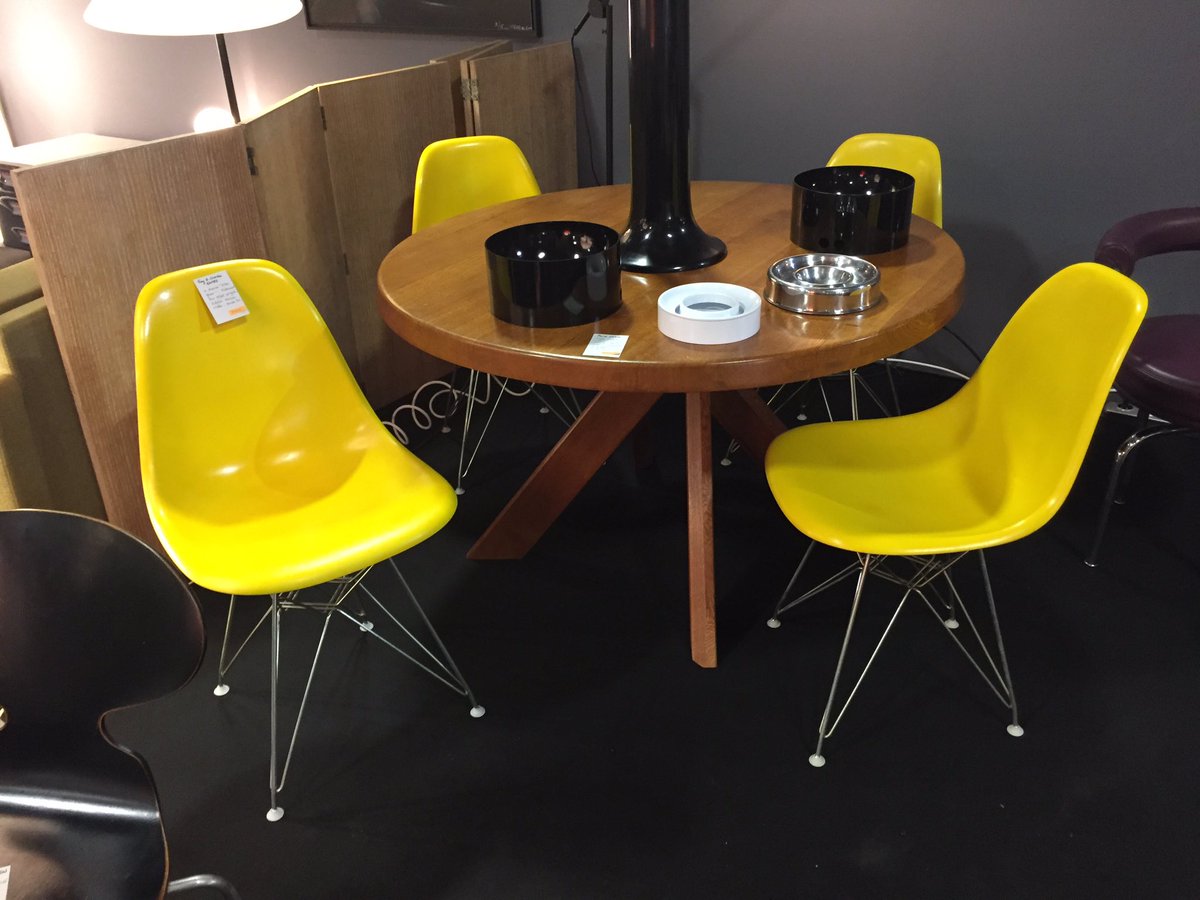 v_lorelle's tweet photo. Vous préférez #Eames en jaune ou #Paulin en rouge? Les #PucesduDesign c'est aujourd'hui jusqu'au dimanche 21 mai #PortedeVersailles #Paris https://t.co/B5MsCdY34m
