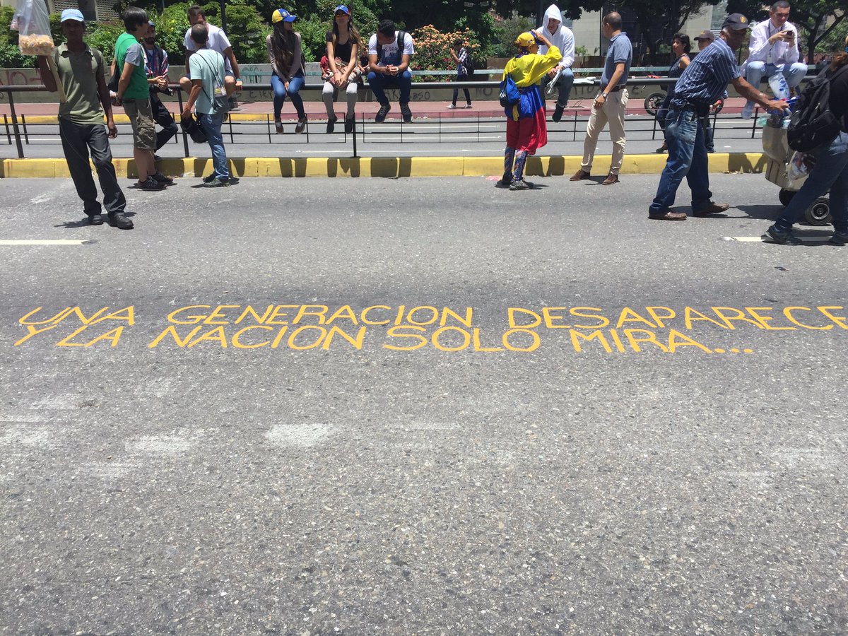 AnonymissVene10's tweet photo. Cuando los medios callan, las calles hablan... 
Mensaje en Plaza Altamira - 12:45 pm. #18M https://t.co/trhWxHNPLi
