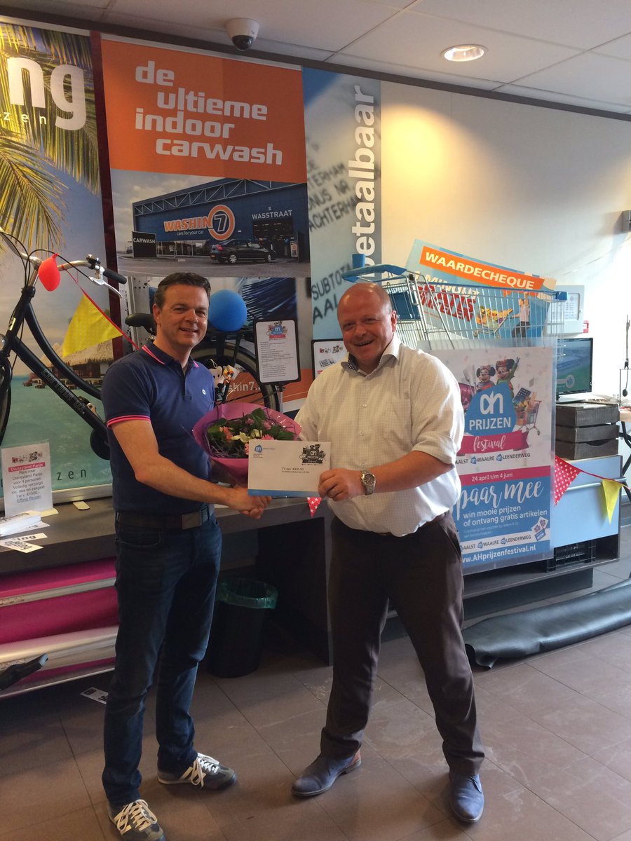 ahdebus's tweet photo. Meneer Nillisen,
Van harte gefeliciteerd met de full colour led TV t.w.v € 450,-  
Veel plezier met uw prijs! https://t.co/RMdpz29a5X